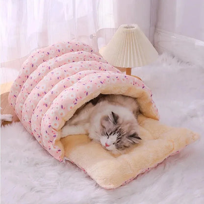 Premium Winter Cat Beds and Accessories for Pets - Cozy Cushions and Habitats for Kittens and Puppies